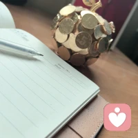 见人间，眼无是非，望岁月，心有玫瑰[玫瑰]配图