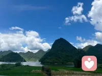 相信好多人都听过这句话，“不幸的童年要用一生去治愈，幸福的童年可以治愈一生”，但之所以生而为人，我们每个人都有自己的人生课题，或金钱，或情感，或婚姻，或健康等等等等，每个人都活在自己的创伤里，活在自己的执念里，想要活出自己，一是要看到自己的执念，承认自己确实是这样的，然后疗愈才会产生，行为才会改变，所谓的看，是灵魂里的看，是灵魂里的承认，不是评判自己，否定自己，给自己讲道理。配图