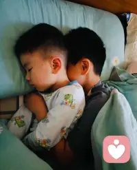 男同性恋常见心理与内心感受

1. 自我认同：最核心、最漫长的过程

• 早期：困惑、怀疑、自责、害怕、觉得自己“不正常”

• 中期：逐渐接纳自己的性取向，明白喜欢同性是天生的，不是选择

• 后期：稳定、坦然、自信，不再因性取向否定自己

很多痛苦不是来自同性恋本身，而是来自社会压力、家庭不理解、自我压抑。

2. 情感需求：和所有人一样，只是喜欢同性

• 渴望被爱、被理解、被尊重、被坚定选择

• 渴望稳定关系、安全感、陪伴、忠诚

• 内心往往更敏感、细腻、共情强，因为长期需要隐藏情绪

3. 常见压力与心理负担

• 怕被家人知道、怕被歧视

• 怕孤独终老、怕没有未来

• 怕感情不稳定、怕遇人不淑

• 社会隐性偏见带来的自卑、焦虑、压抑

4. 健康心理状态是什么样？

• 接纳自己：我喜欢男生，这很正常

• 不自我攻击：不因为性取向讨厌自己

• 边界清晰：保护自己，不随便、不自轻

• 追求真诚关系：不把感情当游戏

• 愿意为自己活，也愿意承担选择

5. 社会误区澄清（非常重要）

• ❌ 不是娘娘腔 = 同性恋（气质与性取向无关）

• ❌ 不是心理有病

• ❌ 不是后天学坏

• ❌ 不是可以“掰直”

• ✅ 只是性取向不同，人格、能力、道德完全正常配图