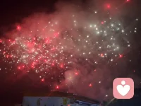 一个女人跟自己老公说：“你变了，婚前，你口口声声说爱我一辈子，可是婚后，你完全变了样。”男人却不紧不慢说：“不是我变了，是你先变。”女人不解。男人说道：“婚前你青春靓丽，善解人意，婚后你身材走样，蛮不讲理。”原来，女人吸引男人，永远是那个活出魅力的自我，而不是失去自我的空壳。