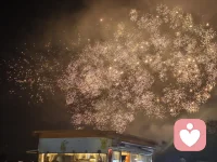 一个女人跟自己老公说：“你变了，婚前，你口口声声说爱我一辈子，可是婚后，你完全变了样。”男人却不紧不慢说：“不是我变了，是你先变。”女人不解。男人说道：“婚前你青春靓丽，善解人意，婚后你身材走样，蛮不讲理。”原来，女人吸引男人，永远是那个活出魅力的自我，而不是失去自我的空壳。