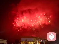 一个女人跟自己老公说：“你变了，婚前，你口口声声说爱我一辈子，可是婚后，你完全变了样。”男人却不紧不慢说：“不是我变了，是你先变。”女人不解。男人说道：“婚前你青春靓丽，善解人意，婚后你身材走样，蛮不讲理。”原来，女人吸引男人，永远是那个活出魅力的自我，而不是失去自我的空壳。