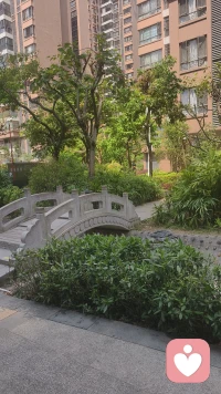 生活中的苦难都有两面性，悲观的人觉得磨难是地狱的饿魔，只会把自己拉下深渊。乐观的人觉得命中的坎是上天的神，让自己看清这世界，也磨练自己的成长。配图