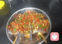 幸福藏在哪里？有人说藏在精心打扮后的愉悦欢喜中，也有人说藏在品味美食的味蕾中，更有人说住在花园一般的别墅中，还有人说体现人生价值的品行中;要我说啊，归根到底就是落实到衣食住行的种种细节中：学会满足眼前，珍惜当下！配图