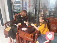 凝视深渊时，深渊也在凝视你；而当你拥抱光明，光明亦将你环绕。——此句话来自尼采，阐述镜像的哲学。配图