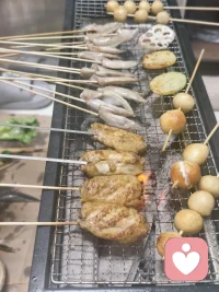 “为什么很多中年女性会感到焦虑？ ”答案其实很简单，因为她们意识到自己手里的筹码在一天天减少，而对方的目光却在向外游移。 容颜这东西是会变旧的，激情也总有淡下去的那一天，如果仅仅靠这些来维系一段关系，那确实是挺累人的。 可如果你手里握着的是一堆别的牌——你的智慧、你的格局、你的能力、你的温度、你的独立——那你就根本不用慌。 因为这些东西，不是时间能带走的。配图