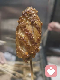 “为什么很多中年女性会感到焦虑？ ”答案其实很简单，因为她们意识到自己手里的筹码在一天天减少，而对方的目光却在向外游移。 容颜这东西是会变旧的，激情也总有淡下去的那一天，如果仅仅靠这些来维系一段关系，那确实是挺累人的。 可如果你手里握着的是一堆别的牌——你的智慧、你的格局、你的能力、你的温度、你的独立——那你就根本不用慌。 因为这些东西，不是时间能带走的。配图