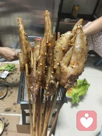 “为什么很多中年女性会感到焦虑？ ”答案其实很简单，因为她们意识到自己手里的筹码在一天天减少，而对方的目光却在向外游移。 容颜这东西是会变旧的，激情也总有淡下去的那一天，如果仅仅靠这些来维系一段关系，那确实是挺累人的。 可如果你手里握着的是一堆别的牌——你的智慧、你的格局、你的能力、你的温度、你的独立——那你就根本不用慌。 因为这些东西，不是时间能带走的。配图