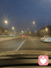 原来成年人的治愈，不过是在晚高峰的车里，看着路灯一盏盏亮起，听着喜欢的歌，暂时把生活的琐碎都关在车外，我们都在各自的路上奔波，有人载着期待，有人载着疲惫，但只要还在向前开，就总会遇见下一段温柔的路，别害怕红灯，那是生活在提醒你，慢一点，再慢一点，你值得被温柔以待。