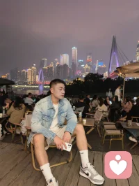 生活偶尔会有乌云，
但风总会把温柔和光，吹向你。
不必慌张，不必强求，
好好爱自己，就是最好的救赎。
那些难熬的日子，终会变成照亮前路。
今晚需要发泄情绪和陪聊温柔，真诚体谅倾听，晚上11点不见不散配图