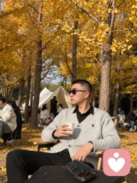 婚姻给了我一个家，却没给我陪伴
明明有伴侣，却活得像单身
没人问候，没人谈心，没人分享
身边有人，心里却空无一人
连委屈都只能自己咽
这大概就是最孤独的婚姻模样配图