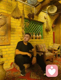  好的婚姻不是不吵架，而是吵完还愿意拥抱，把日子慢慢过成温柔的模样，婚姻不是搭伙过日子，是有人懂你的辛苦，陪你扛风雨，把平凡过成幸福，最好的婚姻，是你懂我不易，我知你辛苦，互相包容，彼此珍惜，一路相伴，婚姻里没有天生合适，只有慢慢磨合，彼此迁就，把爱熬成细水长流的温暖，真正的幸福，不是轰轰烈烈，而是三餐四季，有人陪伴，有人心疼，有人相守， 婚姻最美的样子，是吵不散、骂不走，历经风雨，依然选择牵着彼此的手。配图