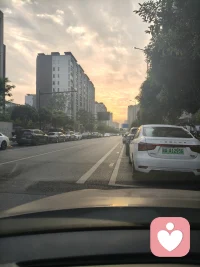 我在，不管是因为什么而来，都请放松下来，不用客套，不用掩饰，你最真实的样子，值得被好好倾听。配图
