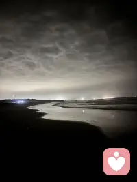 🌙 这是海的深夜，也是我的深夜。世界在远处亮着，我在近处听风。配图