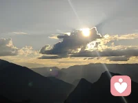 人生其实真的不必太用力，坦率的接受每一天。不逼自己完美，允许摆烂片刻，专注做好眼前一件小事就已经够了