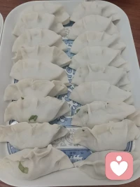 包好了✌️
这次是芹菜肉馅的🥟
​Baby喜欢吃
​我喜欢香菇青菜馅的
​你喜欢什么馅的呢？