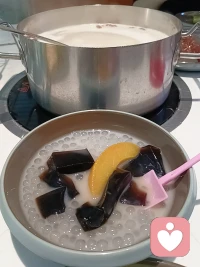 Baby月考总分年级第一，她终于开心了，那几天焦虑的呀。
陪她吃烤肉火锅～配图