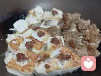 准备酿豆腐，客家肉丸✌️山药排骨煲个汤～

水果买了baby爱吃的水蜜桃、葡萄，还有其他一些水果。配图