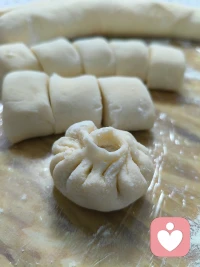 两种馅的包子蒸好啦～
牛肉芹菜 & 猪肉香菇木耳✅
周末愉快～晚安✨🌙