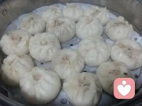 两种馅的包子蒸好啦～
牛肉芹菜 & 猪肉香菇木耳✅
周末愉快～晚安✨🌙