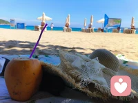 6月1号今天终于回到家了。今天是儿童节，祝大家童心不老，快乐常在！

继续跟大家分享：

5月29号亚龙湾

下午第一次下海玩，一直喊“啊我不玩了 我要回家”，后来学会了“随波逐流”。

晚上亚龙湾夜市，我们吃了虫子🐛。哈哈我有出息了，居然吃了一个，Baby吃了两串。我跟一个外国女生说虫子很好吃，她眼神既好奇又惊恐。嘿嘿，我开心了。

P.S. 第二天早起又去下海玩了。