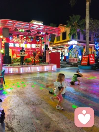 6月1号今天终于回到家了。今天是儿童节，祝大家童心不老，快乐常在！

继续跟大家分享：

5月29号亚龙湾

下午第一次下海玩，一直喊“啊我不玩了 我要回家”，后来学会了“随波逐流”。

晚上亚龙湾夜市，我们吃了虫子🐛。哈哈我有出息了，居然吃了一个，Baby吃了两串。我跟一个外国女生说虫子很好吃，她眼神既好奇又惊恐。嘿嘿，我开心了。

P.S. 第二天早起又去下海玩了。