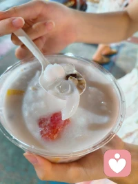 6月1号今天终于回到家了。今天是儿童节，祝大家童心不老，快乐常在！

继续跟大家分享：

5月29号亚龙湾

下午第一次下海玩，一直喊“啊我不玩了 我要回家”，后来学会了“随波逐流”。

晚上亚龙湾夜市，我们吃了虫子🐛。哈哈我有出息了，居然吃了一个，Baby吃了两串。我跟一个外国女生说虫子很好吃，她眼神既好奇又惊恐。嘿嘿，我开心了。

P.S. 第二天早起又去下海玩了。