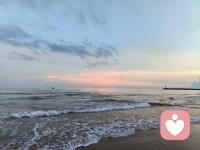 5.30 早上亚龙湾玩水→ 太阳湾公路（很美 拍照拍视频） → 仙女潭 （听劝不下去）→ 日月湾 → 神州半岛（玩摩托艇，傍晚拍的照片美到令我感动:蓝绿色的裙子，日落和浪花很美丽。被女儿夸了，哈哈解锁了拍照技能。）有人在沙滩放烟花🎆 → 民宿

5.31 海口国际免税城 → 8号登船口。6.1 回到家。

总结：
就像我去旅游之前一直在听的那两首歌一样：《爱上幼儿园》、《活在此刻》。体验到了一路繁花似锦、好时光、好心情，勇敢去快乐。（许个愿望:希望有人唱这两首歌给我听）