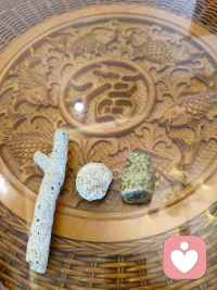 5月31日 · 海口国际免税城

baby喜欢美妆用品，我一点都不奇怪，想买什么都可以。香水的味道我真的闻不惯，不过有些花香类香水还可以。

我不喜欢这些，也不化妆，她也一点都不觉得奇怪。

我喜欢蜂蜜、凤梨酥，贝壳，石头...

没有做攻略 说走就走的旅行，一切都很愉快，有时候傻傻的在停车场找不到自己的车，每天精疲力尽 沾床秒睡。晚安啦～