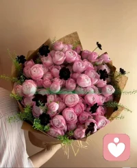 人间三月，春风温柔，
也愿春风，同样温柔待你。
 
这一生，你要承担太多角色，
却常常忘了好好心疼自己。
委屈时，没人懂；疲惫时，没人靠；
难过时，只能悄悄藏起情绪。
 
今天请记得：
你不必硬撑，不必懂事，不必无所不能。
你的脆弱值得被包容，你的心声值得被听见。
 
我是倾听者，也是陪伴者，
愿在你需要的每一刻，
给你一份安心，一份理解，一份温柔。
 
祝所有女生：
节日快乐，自在如风，
被爱包围，也懂得自爱。配图