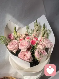 我们终其一生，都在追逐外界的认可，渴望被爱，被理解，被需要，总想要的更多，却忘了回头抱抱那个疲惫的自己！