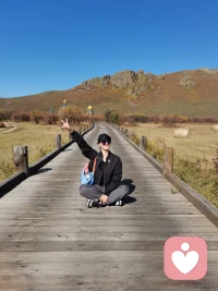 很喜欢这句话
人生海海，山山而川，不过尔尔。
人生就像大海一样，起起落落，
变化无常，但最终也不过如此。
困住你的从来都不是那座山，
而是你心里的执念。
总有一天回头看，你会发现，
轻舟已过万重山。