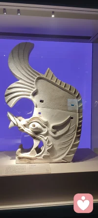 快乐是有层次的，身体层面的、心理层面的、灵性层面的。

一楼的天花板再高，高不过二楼的地板砖。

享受身体层面快乐的人，即享受物质层面的人，喜欢财、色、名、食、睡，着的是身相；

享受心理层面快乐的人，比如爱喝茶、画画、写字、读书、练太极、听音乐、养花等等，着的是心相；

在灵层面快乐的人，既有身体层面的快乐，即物质层面的快乐，也有心理层面的快乐，但他都不染着。

当你在灵性这一层面，你只需要与你的身好好应缘，与你的心好好应缘，不攀缘、不住、不留，你就是最自由的人。配图