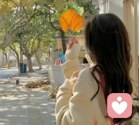 挣脱“被爱”的枷锁：女性心理成长的第一次觉醒

在社会文化规训与集体潜意识的长期影响下，女性被悄悄植入了一套“爱的算法”：仿佛只有被爱、被选择、被珍视，生命才算圆满，价值才得以确证。从童话里等待王子拯救的公主，到现代影视剧中把爱情当终极归宿的叙事，女性习惯通过“他者之镜”审视自己。然而心理学告诉我们，放弃对“被爱”的病态渴望，从被动客体转变为主动主体，才是女性走向精神独立与人格成熟的第一步。

一、渴望被爱：自我价值的“客体化”陷阱

许多女性深夜辗转反侧，反复追问“他到底爱不爱我？”，甚至因关系冷淡陷入自我怀疑：“是不是我不够好？是不是我不值得被爱？”这种心理机制在心理学上叫“外部评价源”依赖。当女性把自我价值的评判权交给别人，她的情绪、自尊乃至人生方向，就像断了线的风筝，完全受制于他人反馈。

这种执念往往源于成长环境与文化叙事。如果成长中接收到的爱是“有条件”的（比如“你要乖巧懂事，我们才爱你”），女性容易内化一种信念：必须通过迎合期待、提供情绪价值或牺牲自我，才能换取爱的资格。于是在亲密关系中，她们成了“爱的工具人”，小心翼翼讨好、无底线妥协，生怕展露真实自我就被抛弃。对“被爱”的过度渴望，本质是深层匮乏感，让女性失去人生主体性，活成别人剧本里的配角。

二、放弃渴望：从“等待被拯救”到“自我赋能”

放弃渴望被爱，绝非让女性变得冷漠封闭或拒绝亲密关系，而是一场“心理主权”的收复战。这意味着不再把“被爱”当生存必需品，也不再将其作为证明优秀的唯一奖状。

真正的成长，是意识到“爱人先爱己，谋爱先谋生”。这里的“谋生”不仅指经济独立，更指精神自给自足。心理学的“自我决定理论”指出，当一个人满足自身的自主感、胜任感和归属感时，内心才丰盈稳固。

那些活出光芒的女性，无一不是打破了“被爱”的滤镜。张幼仪面对徐志摩的决绝轻视，没有在“被抛弃”的羞耻中沉沦，而是远赴重洋求学，在金融与时尚界开辟天地；当女性不再执着于“谁爱我”，转而思考“我爱什么”“我能创造什么价值”时，就从等待拯救的“灰姑娘”，变成自己人生的“大女主”。这种转变，是把生命重心从外界收回到自身，建立起坚不可摧的“内部评价系统”。

三、重塑主体性：在自由中拥抱真正的爱

放弃对“被爱”的执念，是女性心理断奶的关键时刻。这需要“被讨厌的勇气”，敢于打破“乖女孩”假面，不再为维持关系过度消耗自己。