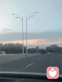 不必强求成为山顶高松，做溪边最好的小树亦有光芒。不必人人都做船长，做好手边之事，做独一无二、最好的自己，便是生命最好的模样。