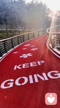 人不用每一步走对，不用回头看，
也不用批判当时的自己。

在成人世界里，没有太多的标准答案，
亲密关系、职场人际、还有创业决策，
所有的复杂问题，都是多元，复杂维度里，
不要卸入选择的两难里。

没有绝对的选择，而是一套具体的行动，解决方案，
不是放弃原则，而是让你跳出情绪和执念，
聚焦问题的核心。不是让你模糊不清，而是让你在复杂环境里，找到清晰的路径。配图