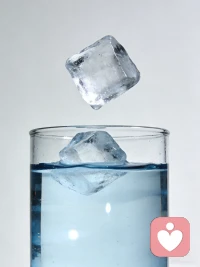 边界感，是成年人最顶级的修养，也是保护自己最有效的方式。
        很多关系之所以让人疲惫，是因为你总在委屈自己迎合别人，总在无底线退让，以为善良和包容就能换来珍惜。
        可事实上，没有底线的温柔，只会被当成软弱；没有原则的体谅，只会被不断忽视。
        你要明白，好的关系从不是一味付出，而是相互尊重、彼此体谅。配图