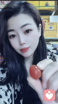 女，42岁，属狗。
走过了一半人生，慢慢看透了很多。
以前爱争对错，现在只图心安。最重要的还是情绪稳定和身体健康，其次才是搞钱。
在这个年纪，学会了拒绝内耗，学会了存钱守财。
愿我们都能稳住心态，稳稳当当过好余生的每一年。