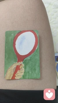 第一篇

抽了一张卡，放在窗台上。

两个孩子终于睡了，客厅安静得能听见自己的呼吸。卡上的画面说不清是什么，但看着看着，眼眶就热了。

当了妈妈之后，很少有这样的时候——什么都不做，就只是陪着自己。

这张卡好像在说：你一直在照顾全世界，今天换我来看看你。

---

第二篇

随手抽了一张。

老二刚才抱着我的腿哭，老大在旁边喊“妈妈你看我拼的”。忙完回头，卡就摊在桌上，安安静静地看着我。

忽然想起很多年前，那个还没当妈妈的自己。她大概想不到，有一天我会在鸡飞狗跳里，靠一张卡来找回她。

其实她一直都在。只是我太久没顾上看了。

---

第三篇

抽卡的时候，老大凑过来问：妈妈你在干嘛？

我说，妈妈在和自己的心里说话。

他似懂非懂地走开了。我看着手里的卡，忽然觉得，也许这就是做妈妈最好的样子——一边陪着他们长大，一边没有弄丢自己。

这张卡，是今晚的证明。

---

第四篇

有人说，当妈之后没有自己的时间。

我不太同意。

孩子睡着的深夜，等娃放学的十分钟，老二抱着奶瓶发愣的空隙——这些都是我的时间。就像此刻，一张卡，一盏灯，一个慢慢回来的自己。

时间不在长短，在那一刻，你属于你。

---

第五篇

抽到这张卡，脑子里冒出一句话：

外面没有别人，只有你自己。

以前觉得这是鸡汤，现在发现是真的。那些焦虑、委屈、不甘，最后都是自己和自己的事。那些平静、温柔、接纳，最后也是。

所以，今晚就好好陪陪这个自己吧。

---

第六篇

今天抽到的卡，有点像我。

不那么完美，不那么耀眼，但安安静静待在那里，也有它自己的样子。

当妈这几年学会的一件事：不用活成别人期待的模样。就像这张卡，不需要说话，懂的人自然会在它面前停下来。

你也一样。你就做你自己，爱你的人会自己找来。