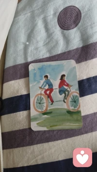 第一篇

抽了一张卡，放在窗台上。

两个孩子终于睡了，客厅安静得能听见自己的呼吸。卡上的画面说不清是什么，但看着看着，眼眶就热了。

当了妈妈之后，很少有这样的时候——什么都不做，就只是陪着自己。

这张卡好像在说：你一直在照顾全世界，今天换我来看看你。

---

第二篇

随手抽了一张。

老二刚才抱着我的腿哭，老大在旁边喊“妈妈你看我拼的”。忙完回头，卡就摊在桌上，安安静静地看着我。

忽然想起很多年前，那个还没当妈妈的自己。她大概想不到，有一天我会在鸡飞狗跳里，靠一张卡来找回她。

其实她一直都在。只是我太久没顾上看了。

---

第三篇

抽卡的时候，老大凑过来问：妈妈你在干嘛？

我说，妈妈在和自己的心里说话。

他似懂非懂地走开了。我看着手里的卡，忽然觉得，也许这就是做妈妈最好的样子——一边陪着他们长大，一边没有弄丢自己。

这张卡，是今晚的证明。

---

第四篇

有人说，当妈之后没有自己的时间。

我不太同意。

孩子睡着的深夜，等娃放学的十分钟，老二抱着奶瓶发愣的空隙——这些都是我的时间。就像此刻，一张卡，一盏灯，一个慢慢回来的自己。

时间不在长短，在那一刻，你属于你。

---

第五篇

抽到这张卡，脑子里冒出一句话：

外面没有别人，只有你自己。

以前觉得这是鸡汤，现在发现是真的。那些焦虑、委屈、不甘，最后都是自己和自己的事。那些平静、温柔、接纳，最后也是。

所以，今晚就好好陪陪这个自己吧。

---

第六篇

今天抽到的卡，有点像我。

不那么完美，不那么耀眼，但安安静静待在那里，也有它自己的样子。

当妈这几年学会的一件事：不用活成别人期待的模样。就像这张卡，不需要说话，懂的人自然会在它面前停下来。

你也一样。你就做你自己，爱你的人会自己找来。