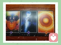 娃睡了之后，我为自己抽了三张禅卡

她们睡了。

寂静是最好的结界。我点亮一盏小灯，抽了三张禅卡。每一张，都是一次温柔的上升。

---

第一张：爱人

它说：越给越有。去付出爱，而不是索取爱。

在把自己耗成碎片的带娃日常里，我常常觉得自己是一口干涸的井。而这张牌像一个反转的咒语——当你给出拥抱，耐住性子讲第三十遍故事，把最后一口好吃的留给他们，那个“给”的动作，反而让你触到了自己深处不枯竭的泉眼。

爱人。原来我就是爱本身，不是等着被爱的人。

---

第二张：师父

这张牌，我抽到过两次。上一次是几年前跟着老师上课时，它像一个遥远的前方。今晚它又来了。

看见它的瞬间，眼眶有点热。

这些年，一个人在暗处摸索，在无人看见的地方一次次把自己拼凑起来。没有观众，没有掌声。

而这张牌像一次轻轻的拍肩：你进步了，成长了，又上升了。师父不是高高在上的角色，而是当你终于成为自己生命的向导，可以在风暴中对自己说“会过去的”。

这份喜悦是加倍的，因为它来自无人知晓的独自成长。

---

第三张：源头

如果说第一张是向外流淌，第二张是向内扎根，那第三张是归位。

我是一切的源头。

带娃再累，会过去的。再崩溃，会过去的。而你穿越过去，就是生命的源头——不是终点，是开始；不是枯竭，是源源不断的回流。

你一直在这儿。所有的波浪都从你起，所有的波浪都归于你。

---

灯光静静亮着。水晶宝宝们泛着柔和的光，木雕小伙伴们沉默守护。

感恩它们来到我身边。感恩这个夜晚。

如果你也曾在无人看见的暗夜里独自成长——我想对你说：你会累，会崩溃，会怀疑。但你也会在某个夜晚，认出自己：

是爱人。是师父。是源头。

晚安。愿我们都在寂静中，一次次回到自己身边。

---