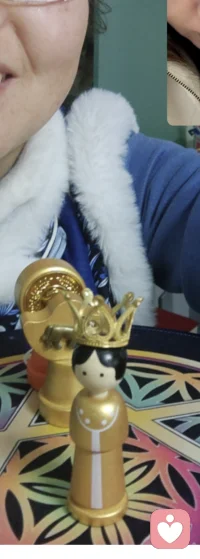 为什么和男友拉扯?   
自己是皇帝一样的霸道，男友像父亲给钱给爱，女案主只想得到想得到的关爱和钱不想被男友管束，所以两个人纠缠，扯不断。配图