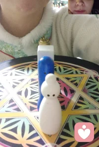 女案主说自己身体各种症状，经常疑病，找过各种医生。
探索漂亮女企业家的“身心灵”，想逃离世间，身还想贪恋世间的...，自己的心和灵与身是割裂的，表面是风光无限，内在是无助无力。配图