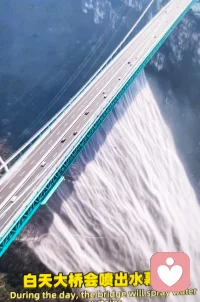 原本是孩子们艰险的上学路，如今变成了世界风景打卡地，尽然还有一个结婚登记处，应该是是运用了吊桥效应。
利弊一念之间，本来就同时存在。配图