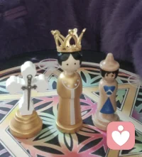 原生家庭关系
自己试图操控父母之间的事和关系，反而不利于父母之间的和谐，为啥想操控?因为自己像姥爷想保护妈妈，爸爸又想对抗姥爷而投射给了自己。配图