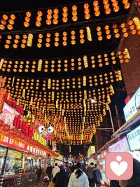  灯笼高挂，夜色温柔，人间烟火，岁岁无忧。配图