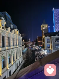 我们都在学着和过去和解，和自己相处。有些情绪不必说给每个人听，有些委屈藏在心里慢慢消化就好。时间会带走伤痛，也会留下温柔，只要你愿意往前走，总会遇见新的光。配图