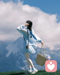 我在这里，不急着劝你坚强，也不急着让你马上好起来。
你可以慢慢说，也可以什么都不说。
 
难过就难过，委屈就委屈，累了就停下来。
你不用在我面前假装没事，不用硬撑，不用懂事。
 
我会安安静静地听，认认真真地接住你所有的情绪。
不管你经历了什么，不管你现在有多乱、多痛、多迷茫——
你值得被看见，值得被理解，值得被好好对待。
 
你已经很努力了，真的。
累了，就靠一会儿，我一直都在。