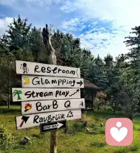 一个人足够平静和幸福，会原谅所有光阴路上的黯淡时刻，心里装的，都是温暖和明亮。

我们对美的触须依旧又长又敏感，秋风吹到脸上，是喜滋滋。

过得美好的人不具备攻击性，她散发的都是高贵的善意和美好的平和。“柔软的美好，温暖的善良”。信因果，愿意低调内敛敦厚真诚，不让人难堪……体面和教养，真是一辈子的修行。