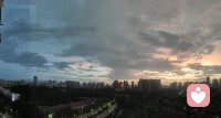 暮色漫过楼宇，落日藏进云层。
一城烟火渐次亮起，寻常黄昏，自有温柔光景。
